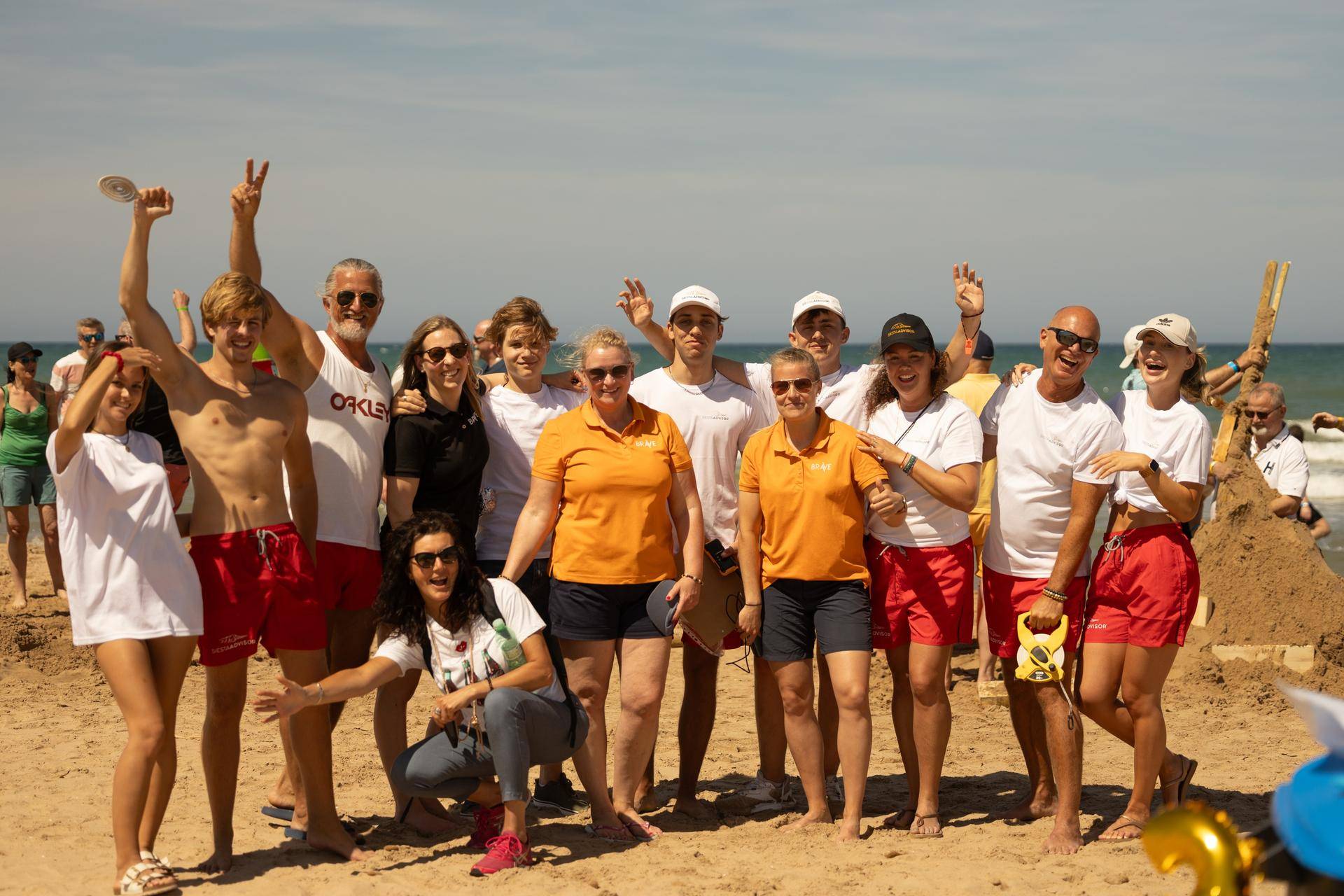 En fakir som blåser flammer i retning kamera