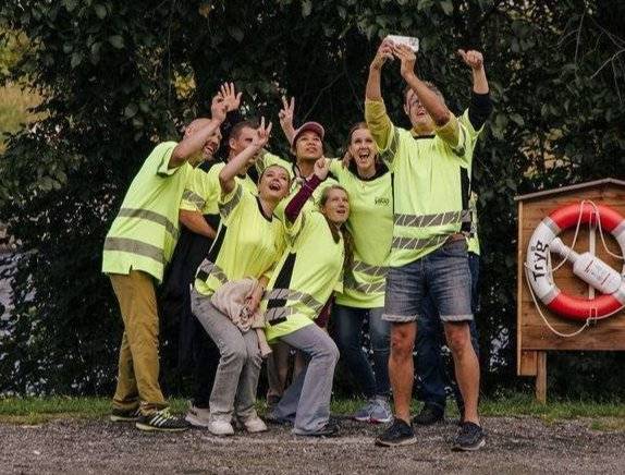 Lagbilde med glade mennesker