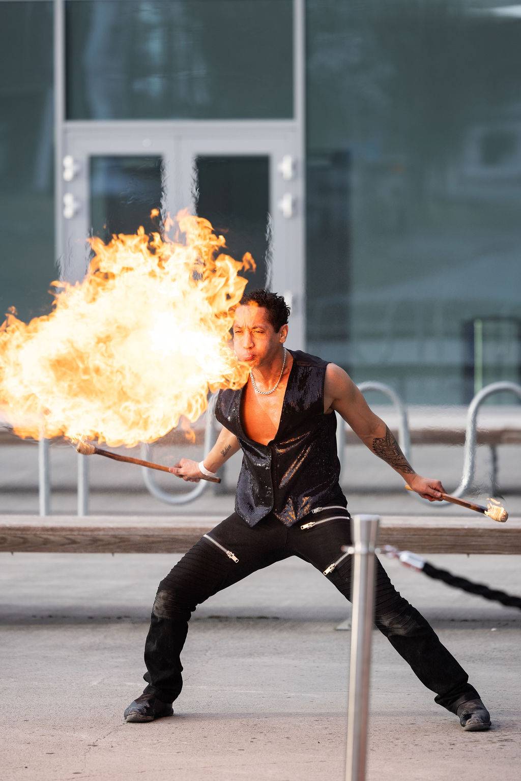 En fakir som blåser flammer i retning kamera