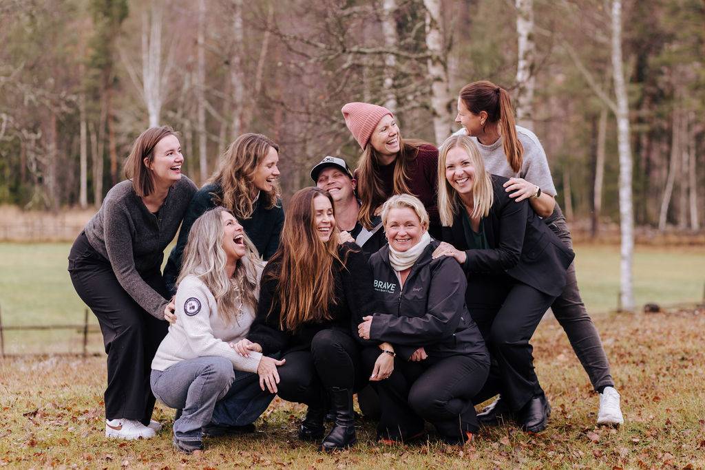 En event-sal i lilla lys med folk i salen flokket rundt scenen og god stemningh