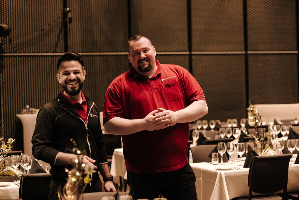 To blide servitører klare for vakten sin